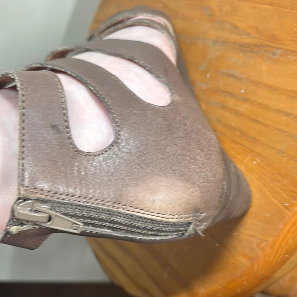 Brown Gladiator Sandals with Lace-Up Design - Picture 7 of 7